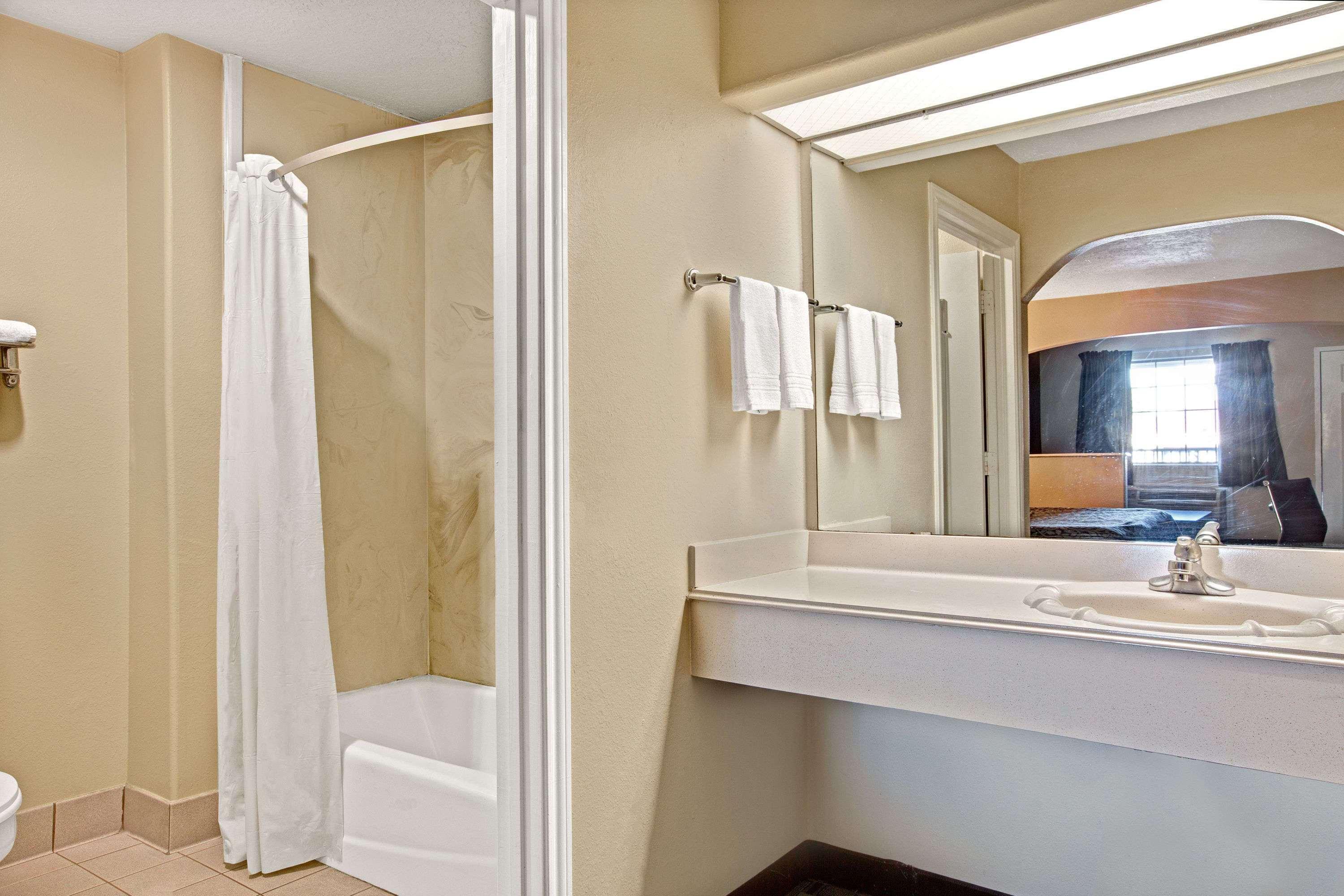 Days Inn & Suites By Wyndham Houston North - ספרינג מראה חיצוני תמונה